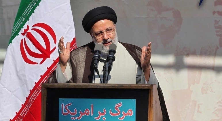 O presidente do Irã, Ebrahim Raisi, fala durante um comício em Teerã