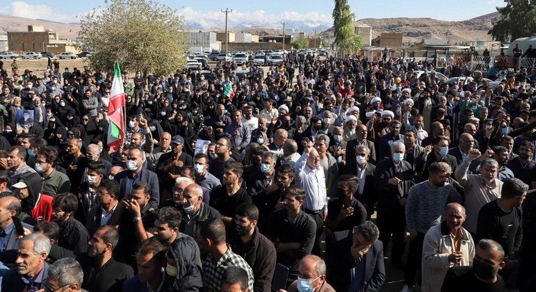 Centenas de iranianos em procissão para enterro de vítimas de um tiroteio