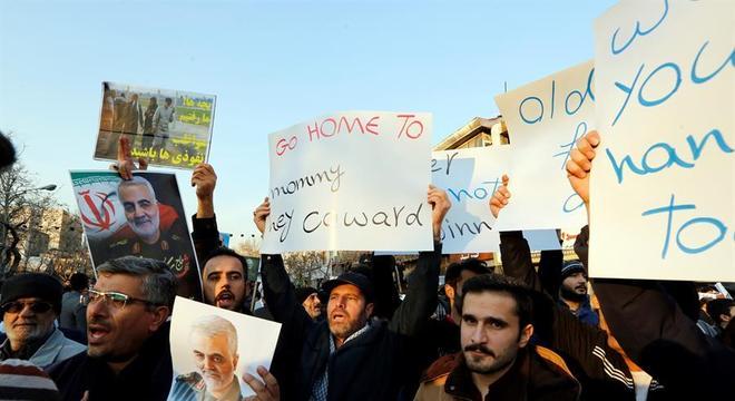 Dezenas de iranianos protestam em frente à Embaixada do Reino Unido em Teerã