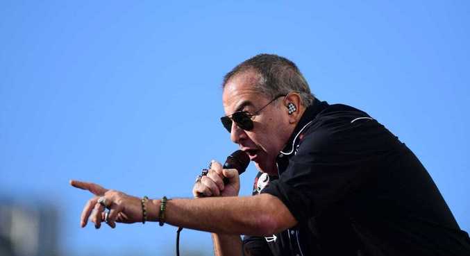Ira! começou o show cantando 'Dias de Luta' e 'Flerte Fatal'