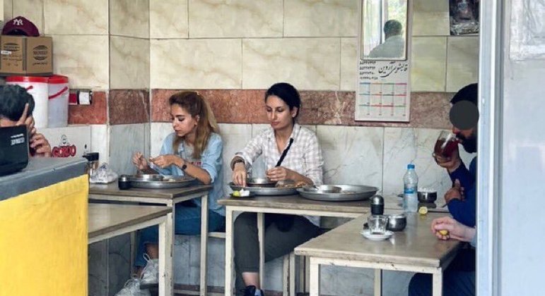 Iraniana almoça sem véu em um restaurante em Teerã e é presa pela polícia