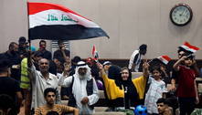 Centenas de pessoas ocupam o Parlamento iraquiano pelo segundo dia