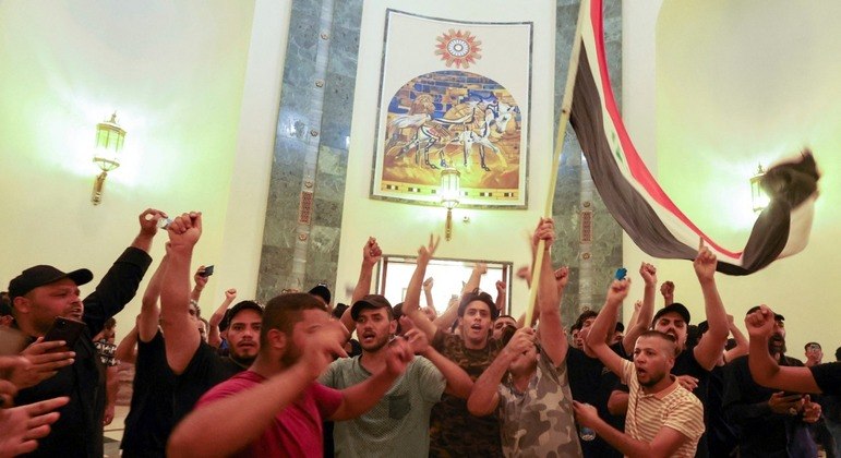 Manifestantes invadiram o Palácio da República no Iraque