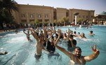 Apoiadores do poderoso clérigo muçulmano xiita do Iraque Moqtada al-Sadr invadiram o Palácio Republicano na Zona Verde e mergulharam em sua piscina, segurando fotos do líder