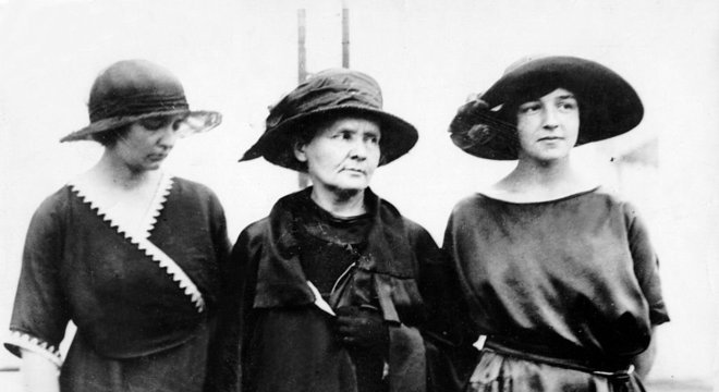 Em 1921, Irene e Eve viajaram para os EUA com a mãe. A jornalista americana Missy Meloney organizou um tour para arrecadar fundos para as pesquisas de Marie Curie. Emling observa que a cientista foi recebida com status de celebridade