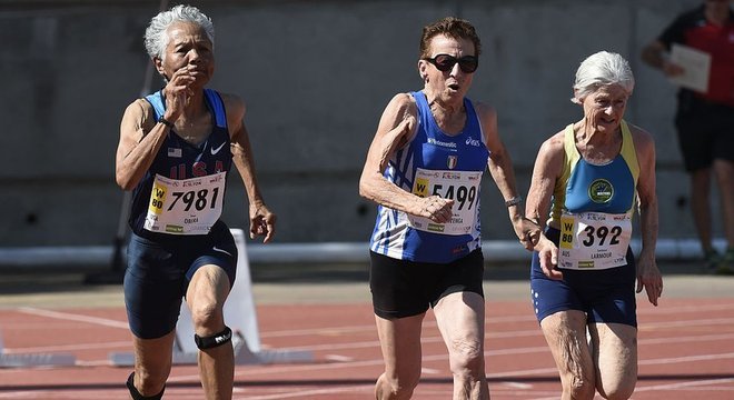 Irene Obera ( esquerda), Emma Maria Mazzenga e Constance Marmour disputam o Campeonato Mundial de Atletismo de Masters em 2015