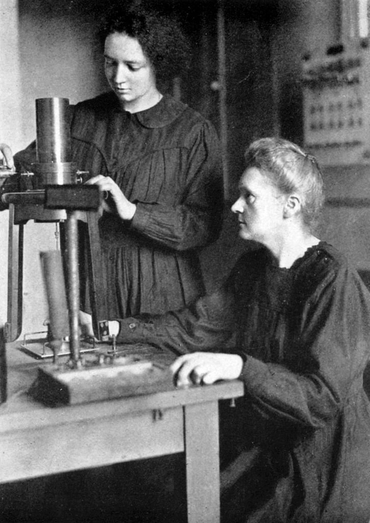 Nesta foto de 1925, Irene aparece trabalhando com a mãe no Instituto de Rádio de Paris, um centro de pesquisas pioneiro em física e química