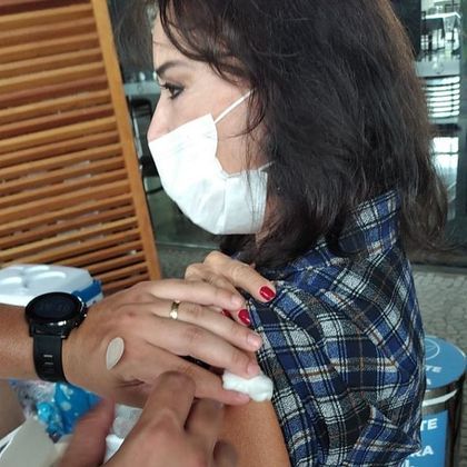 Depois do marido, Silvio Santos, ter sido imunizado contra a covid-19, foi a vez de Íris Abravanel receber a primeira dose da vacina, no dia 20 de março. Quem deu a notícia foi uma das filhas da empresária, Daniela Beyruti: 