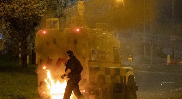 Manifestantes chegaram a jogar coquetéis Molotov contra a polícia na Irlanda do Norte