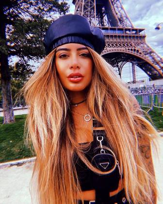 Falando em Paris, há vários registros da jovem em pontos turísticos da Cidade-LuzLeia mais: Irmã de Neymar é criticada na internet e rebate: ‘Sua conta bancária não é igual à minha’