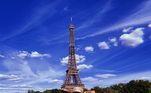 Em uma das viagens à cidade, ela posou cheia de estilo em frente à Torre Eiffel. A região é uma das preferidas pelos turistas que visitam a Europa 