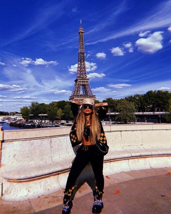 Em uma das viagens à cidade, ela posou cheia de estilo em frente à Torre Eiffel. A região é uma das preferidas pelos turistas que visitam a Europa 