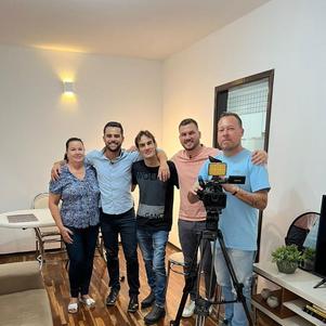 Equipe do Balanço Geral com a família Sturaro
