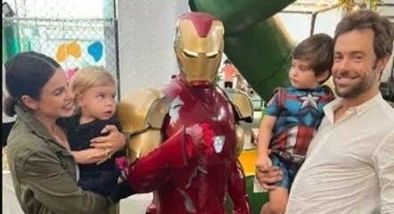 Sthefany e Kayky com os sobrinhos no colo