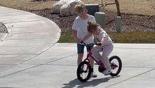 Fofura: Menino ensina irmãzinha a andar de bicicleta e viraliza