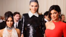 Kim Kardashian chama a atenção por parecer minúscula ao lado das irmãs no Met Gala 2023