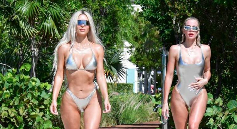 Kim e Khloé Kardashian com seus looks de praia metalizados em Turks e Caicos