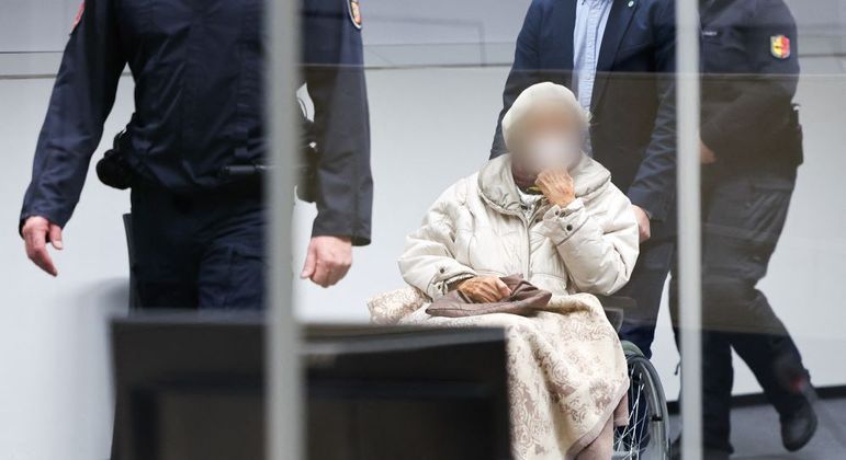 Irmgard Furchner, ao ser conduzida à corte na Alemanha