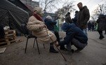 Ucranianos tentam ajudar os idosos a fugir da cidade de Irpin, duramente atingida por bombardeios russos desde o início da invasão. O município fica próximo a Kiev, capital da Ucrânia e alvo mais desejado da ofensiva de Vladimir Putin