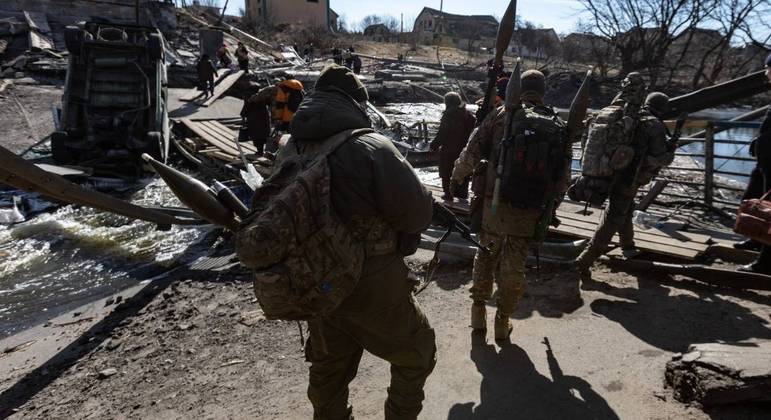 Forças ucranianas disputam territórios em Irpin contra tropas russas