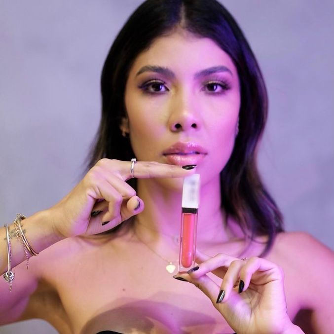 Isa Gomes é dona de marca de cosméticos
