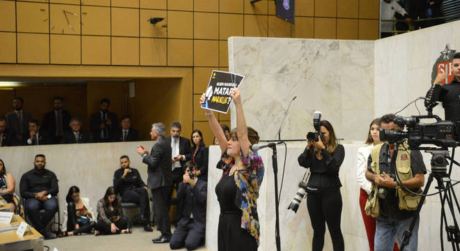 Isa Penna com cartaz em protesto contra a morte de Marielle Franco (Psol)