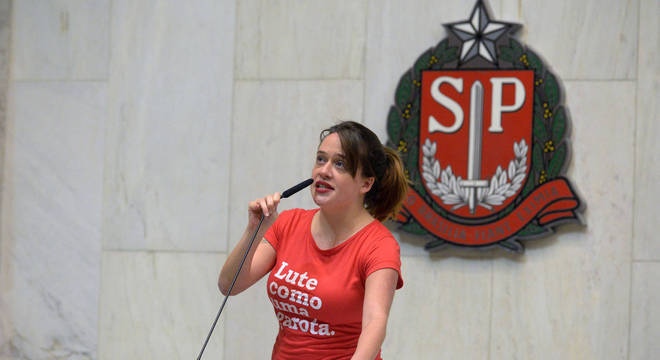 Deputada afirma que foi advertida por declamar poema feminista