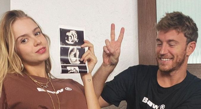 Isabella Scherer revela com seu namorado que estão esperando gêmeos