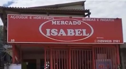 O mercado de Isabel foi atingido pelas chuvas e estava coberto por lama, na Barra do Sahy, em São Sebastião