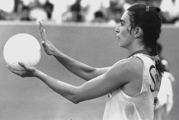 Além de jogadora, Isabel também foi treinadora de vôlei