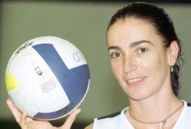 Isabel Salgado, que morreu nesta quarta-feira (16), aos 62 anos, é um mito do vôlei brasileiro. Ela faz parte da geração que popularizou o esporte no Brasil na década de 1980, ao lado de jogadoras como Vera Mossa e Jaqueline Silva