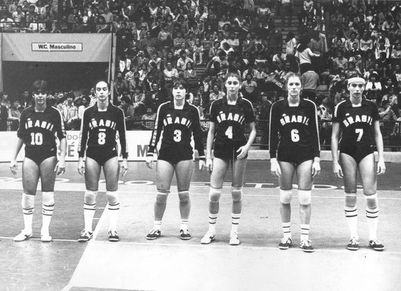 Isabel, a primeira à direita, com a seleção brasileira de vôlei, em 1982, no mundialito de São Paulo