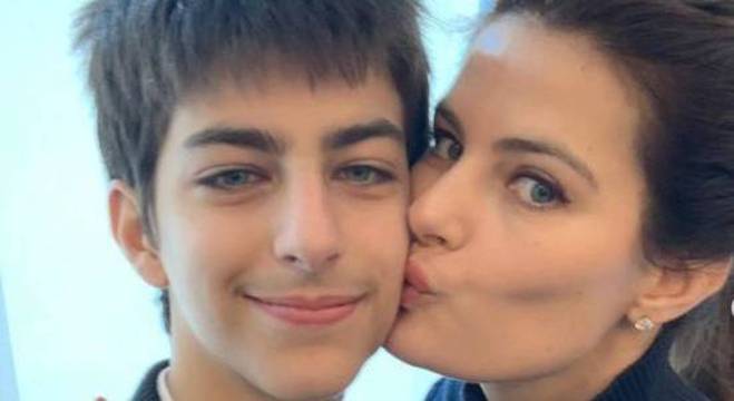 Lucas, 12, filho da modelo Isabeli Fontana com o ator Henri Castelli, está com gripe