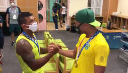 Isaquias e Hebert se abraçam após ganharem ouro em Tóquio (Silvio Mori/Record TV)