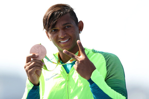Isaquias QueirozModalidade: canoagem velocidadeAos 29 anos, Isaquias já é um dos grandes nomes olímpicos da história do país e conquistou quatro medalhas em Jogos Olímpicos. O baiano de Ubaitaba teve um ano de 2023 com desempenho baixo, se comparado aos últimos anos, e enxerga no Pan de Santiago uma chance de terminar o calendário de competições em alta