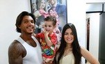 Quatro anos depois, Isaquias segue como pai presente que sempre foi, mas na disputa por uma medalha em Tóquio ficou um pouco difícil manter o contato. Além do COB vetar a presença de familiares acompanhando os atletas, o fuso-horário de 12 horas também é uma mudança drástica na rotina de pai e filho