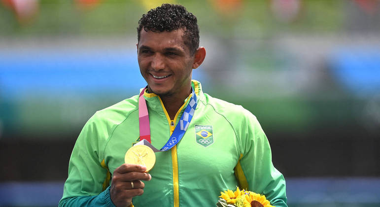 Isaquias Queiroz recebe a medalha de ouro na canoagem