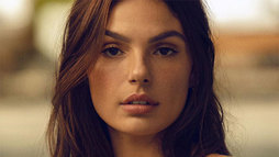 Isis Valverde nega que exista  dedicatória a Cauã Reymond em seu livro de poesias