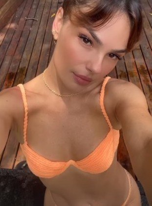 Quem tamb&eacute;m levou um biqu&iacute;ni non&nbsp;&mdash; por&eacute;m em uma tonalidade mais clara &mdash; para curtir a Bahia neste in&iacute;cio de ano foi Isis Valverde. A atriz tem se mostrado uma verdadeira fashionista quando se trata de looks de praia, e tamb&eacute;m lan&ccedil;a m&atilde;o de outros hits, como o estilo Barbiecore, as pe&ccedil;as feitas de tecido telado e o truque de amarrar o biqu&iacute;ni cortininha de cabe&ccedil;a para baixo; veja alguns visuais dela