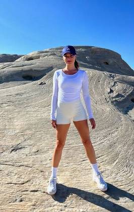Há uma semana, Isis usou um look esportivo — quase todo branco - para ir ao deserto em Utah. Ela estava de minishort, blusa de manga longa, meias e tênis de salto plataforma. O ponto de cor ficou por conta do boné azul-escuro