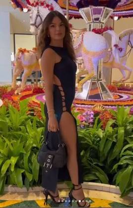 Ainda em Las Vegas, Isis usou um look todo preto, bastante ousado e sensual. A peça tinha uma superfenda e amarrações laterais, além de recorte nas costas. Ela optou ainda por salto alto e bolsa com fivela