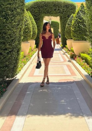 Para curtir um passeio em Las Vegas, ela elegeu um vestido vinho, com decote e as costas abertas. Rasteirinhas e minibolsa arremataram o visual