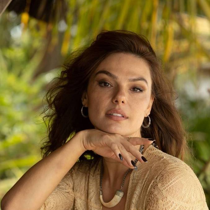 Isis Valverde estrela o filme Angela, que chegou ao streaming   