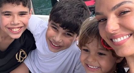 Isis Valverde tira foto com o filho e os enteados