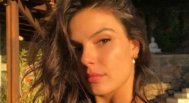 isis valverde pose yoga