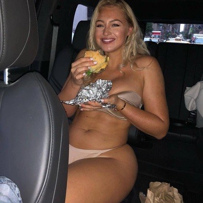 De lingerie, top plus size Iskra Lawrence devora hambÃºrguer - Fotos - R7  Moda