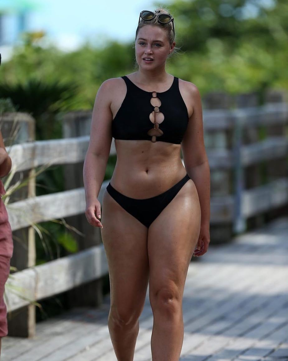 De lingerie, top plus size Iskra Lawrence devora hambÃºrguer - Fotos - R7  Moda