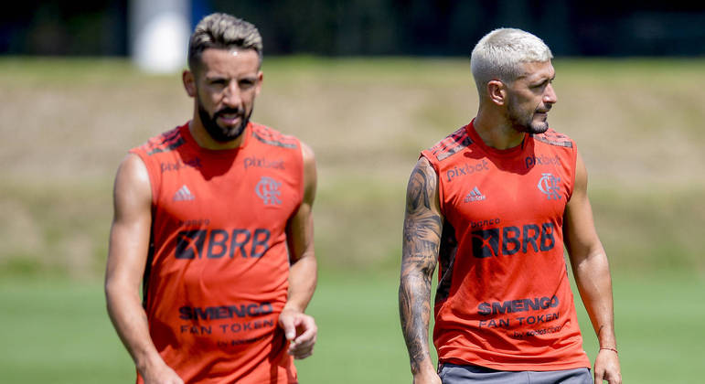 Mauricio Isla (à esquerda) e Arrascaeta em treino pelo Flamengo