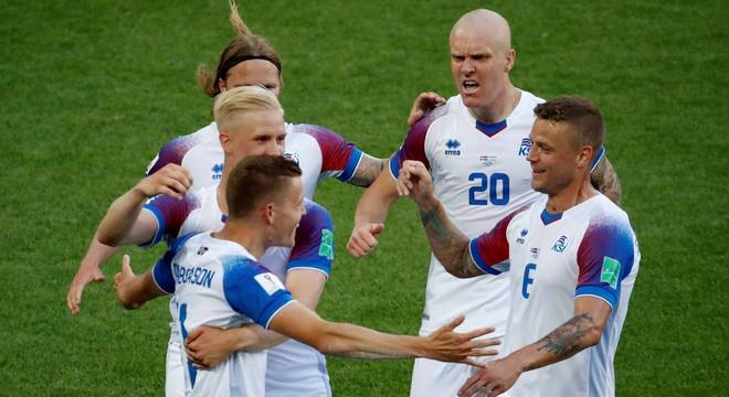 Jogadores da Islândia comemoram o gol de Finnbogason, que empatou o jogo