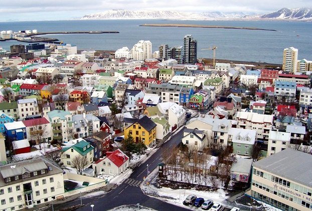 Islândia - Europa- 364 mil habitantes em 102.700 km2. Capital Reykjavik